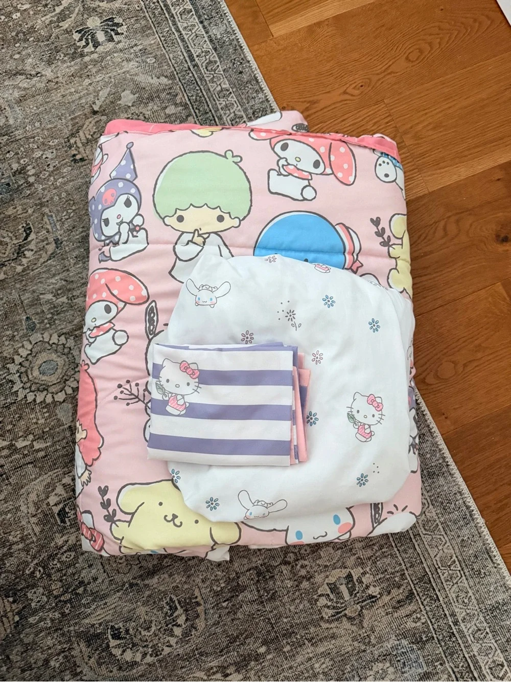 Hello Kitty Comforter, fitted sheet and pillowcase. Size: Twin
